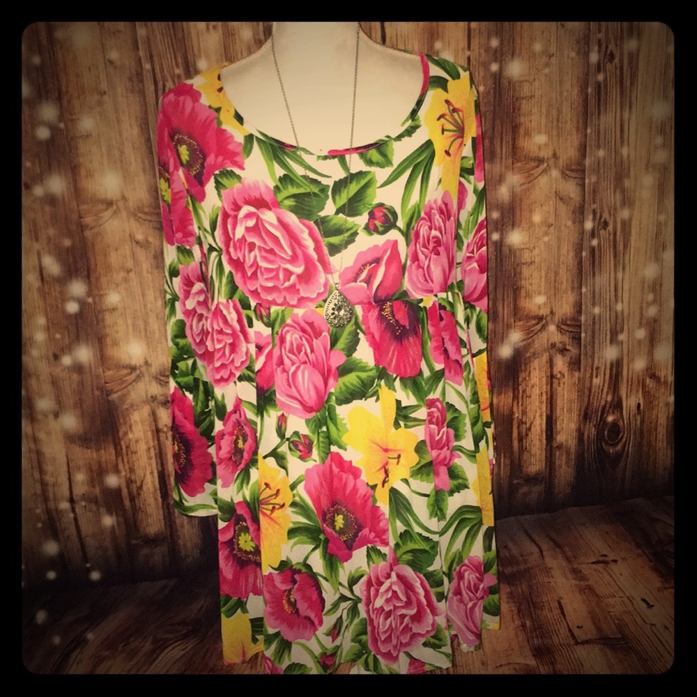 💕🌸Classic Woman’s Floral Tunic flower 🌸 💕